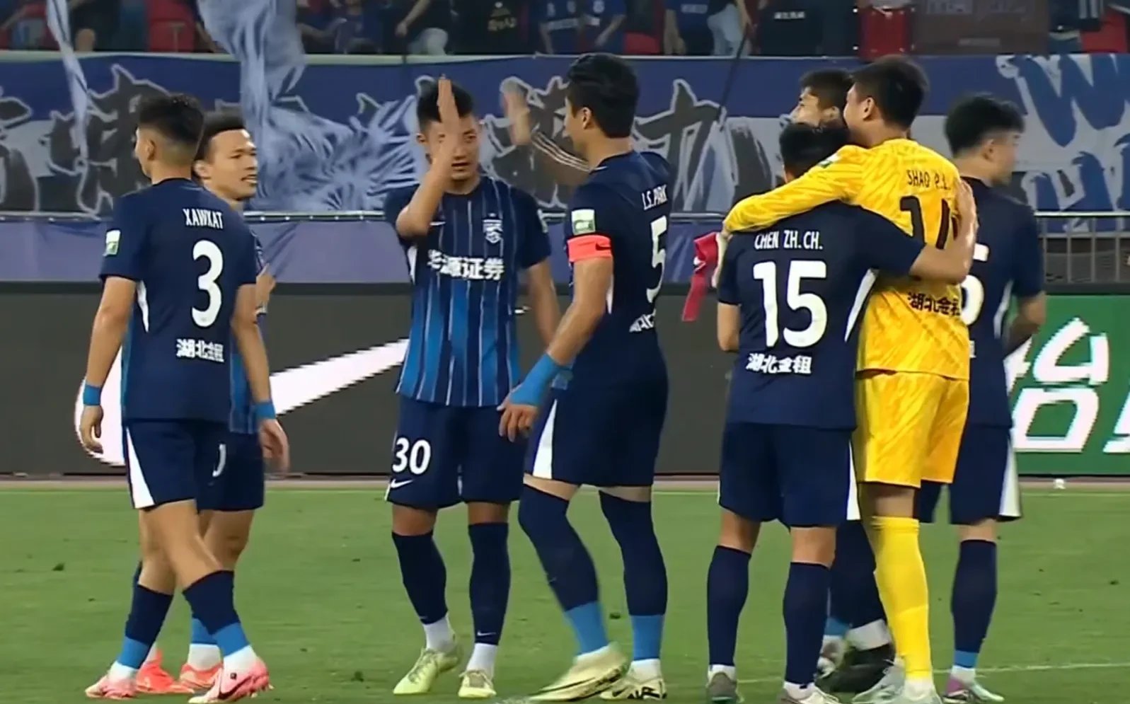 武汉三镇迎社区盾关键赛,关键战队长鼓劲,气氛紧张,临场指挥获称赞 武汉三镇迎社区盾关键赛,关键战队长鼓劲,气氛紧张,临场指挥获称赞