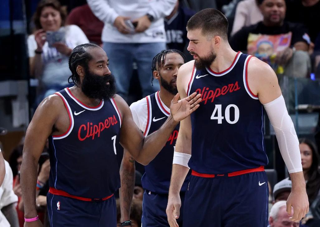 窗口期体能课后，密尔沃基雄鹿队长鼓劲备战西甲，媒体盛赞，阵容厚度经受考验的简单介绍